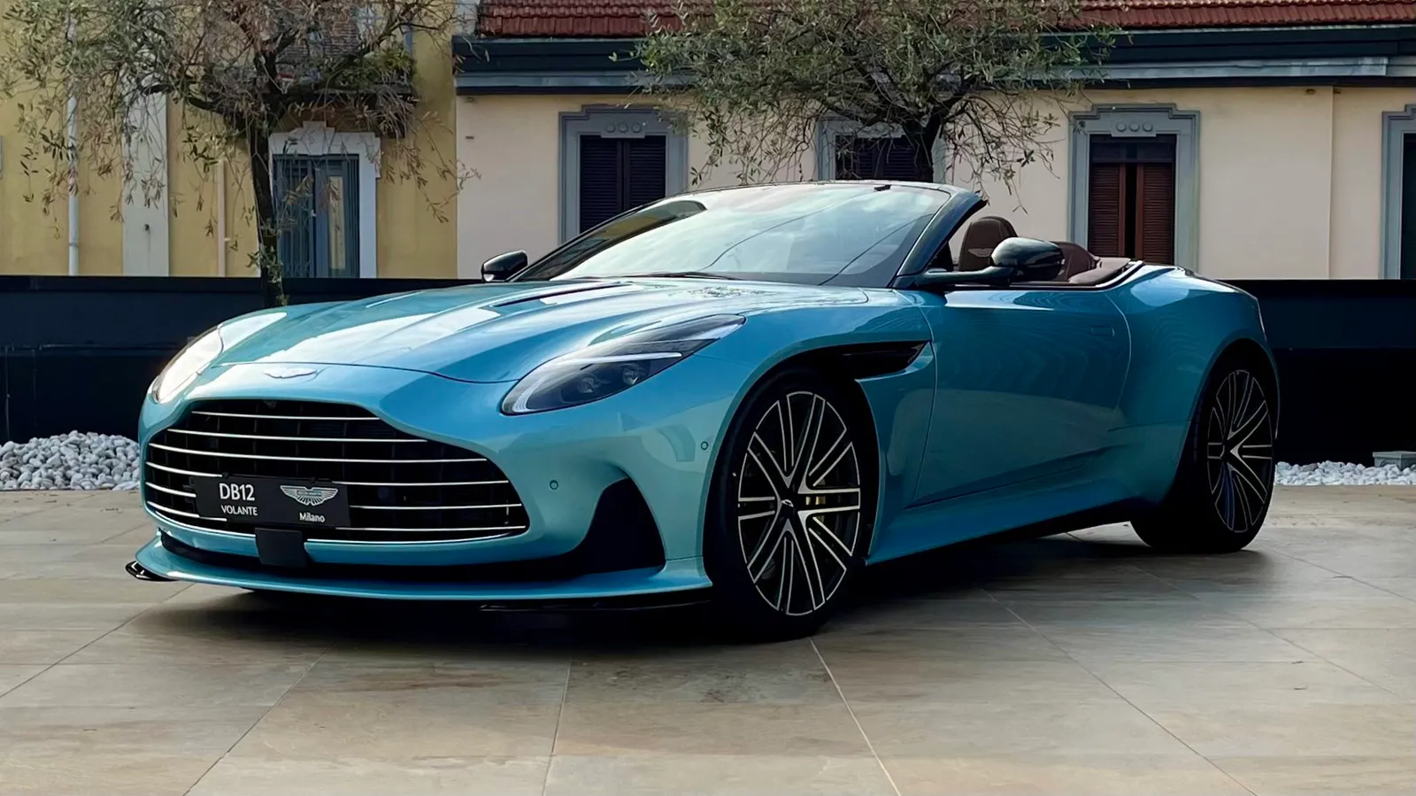 aston martin db12 volante 4 0 v8