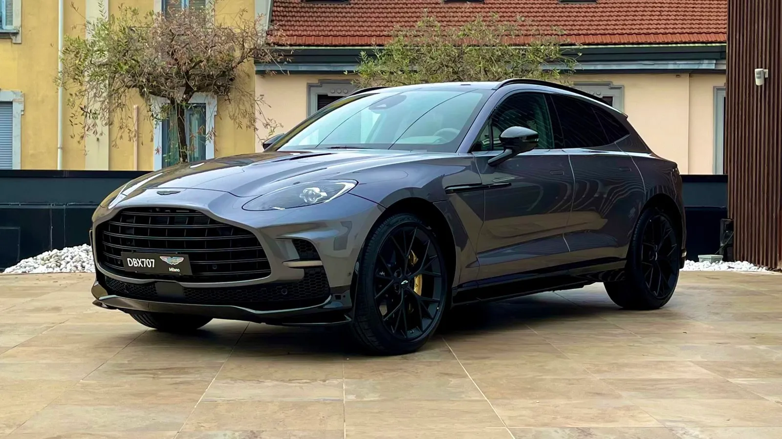 aston martin dbx707 4 0
